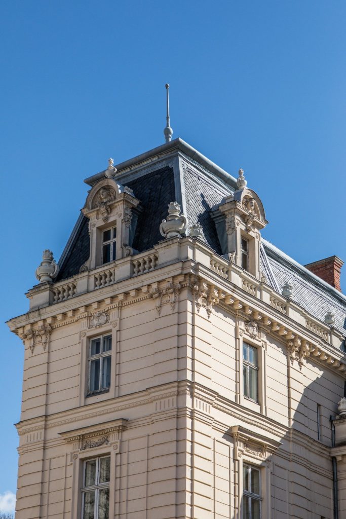 Détail d’un bâtiment ancien rénové à Nice – toiture mansardée et ornementation classique