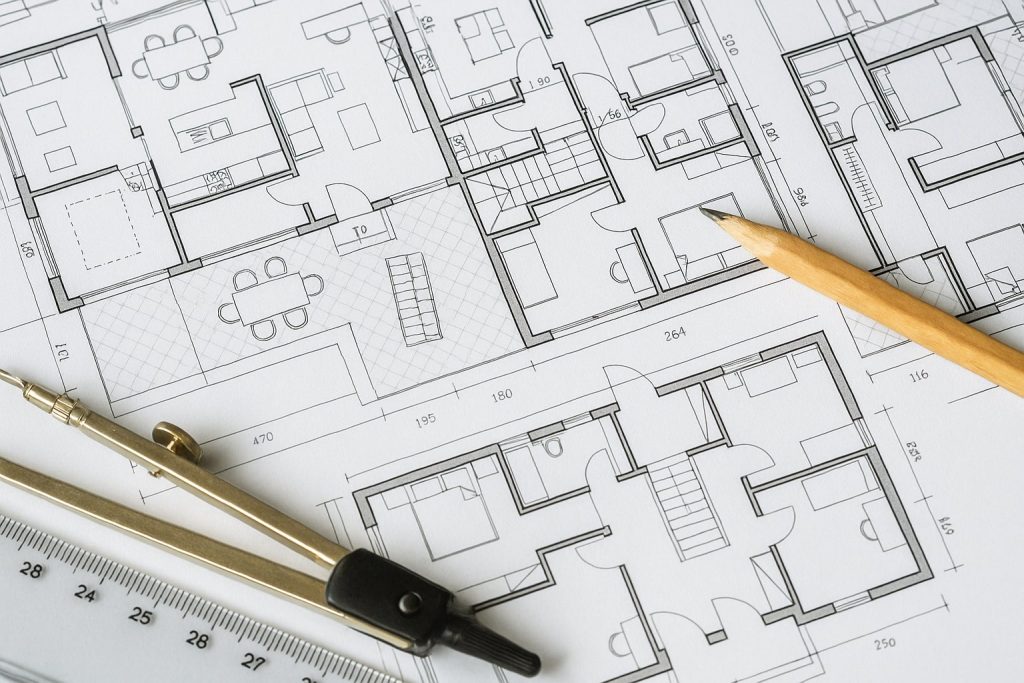Plan d’architecture dessiné à la main avec des outils techniques – Vue horizontale pour illustration de bannière.